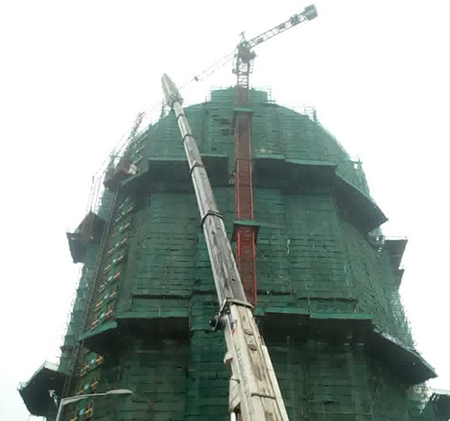 湛江吊车在工地上作业